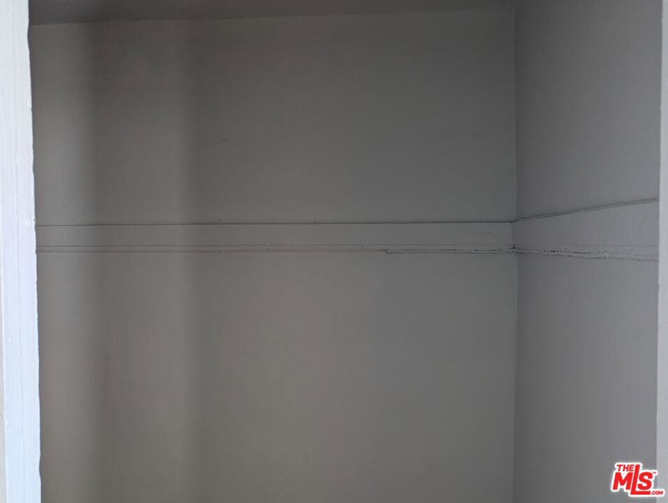 https://media.crmls.org/mediaz/faf918ec-7037-4bc3-bab5-340b4c454c23.jpg?preset=X-Large