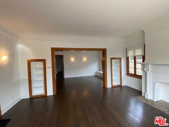 25 Falcon Avenue, Long Beach CA: https://media.crmls.org/mediaz/faf92733-b5b9-499f-87bb-24d625e0fdd8.jpg