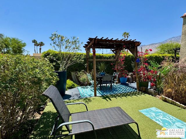 1533 N Sunflower Court, Palm Springs CA: https://media.crmls.org/mediaz/fafa6c32-4d59-41f9-acaf-7363a8b1e234.jpg