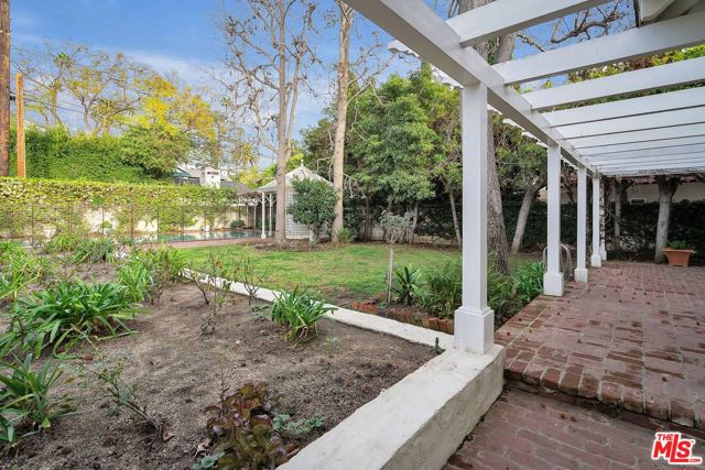 618 N Rodeo Drive, Beverly Hills CA: https://media.crmls.org/mediaz/fafb8df5-e494-4050-9677-bc2fcff24442.jpg
