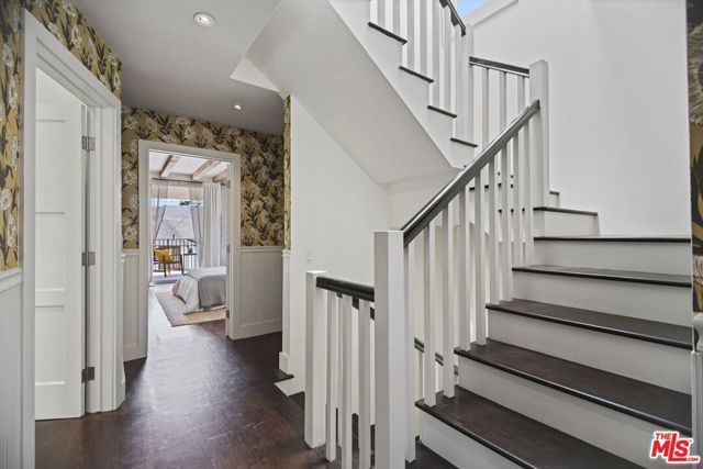 1210 Cabrillo Avenue, Venice CA: https://media.crmls.org/mediaz/fafbfd6a-553b-45d1-b7ff-af600bc35fc8.jpg