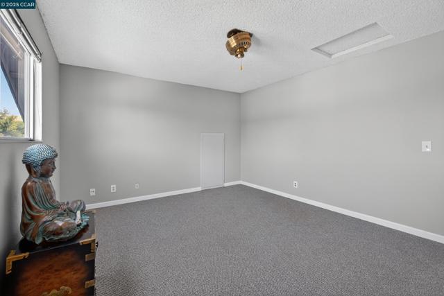 2173 Madrone Dr, Fairfield CA: https://media.crmls.org/mediaz/fafc033c-19e8-4092-8aa6-8befa6792069.jpg