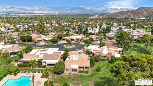 73283 Phoebe Court, Palm Desert CA: https://media.crmls.org/mediaz/fafc64dd-9e97-49b3-bf3b-eafa73b180db.jpg