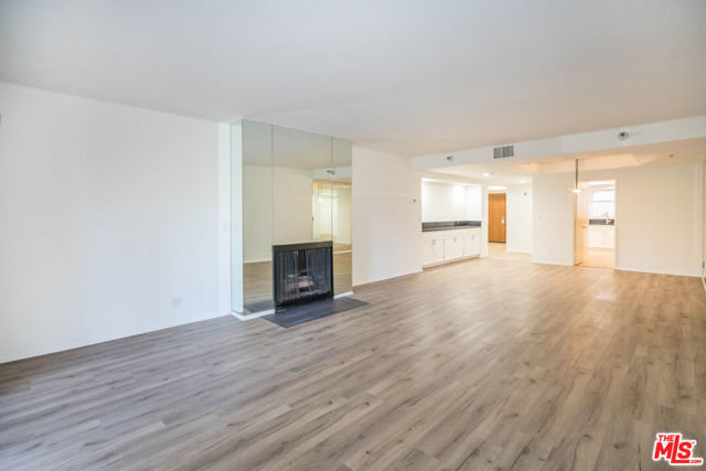 410 S Barrington Avenue, Los Angeles CA: https://media.crmls.org/mediaz/fafcaa70-1ccf-4969-8897-5396477d56ad.jpg