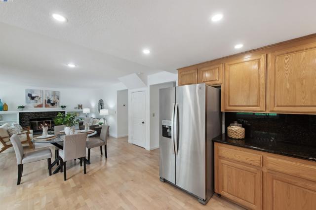 8658 Fenwick Way, Dublin CA: https://media.crmls.org/mediaz/fafd35ed-4261-4a54-8ce8-ff5656e40b59.jpg
