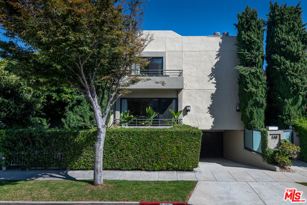 148 S Roxbury Drive #B