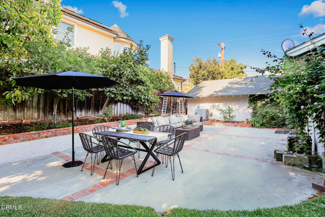 4929 Oakwood Avenue, La Canada Flintridge CA: https://media.crmls.org/mediaz/fafe703b-6e68-4be4-855d-b1686430a555.jpg