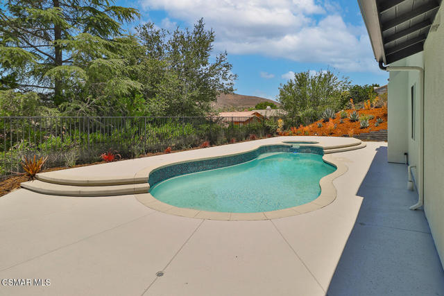 3327 Olivegrove Place, Thousand Oaks CA: https://media.crmls.org/mediaz/fafeaaa9-a565-4a1a-a7c5-b3007e364b70.jpg