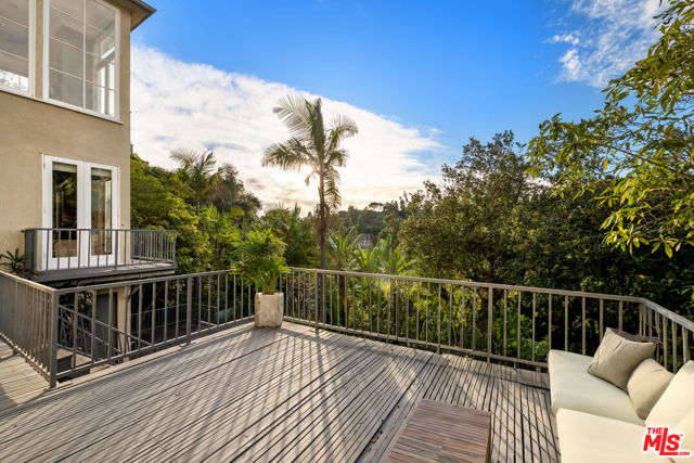 9430 Readcrest Drive, Beverly Hills CA: https://media.crmls.org/mediaz/fafebbc3-25d6-40fe-9587-9f6a50797abf.jpg