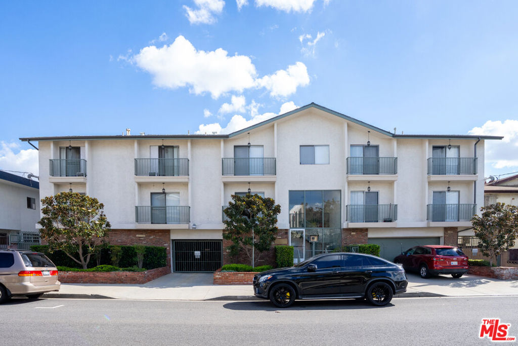 Multifamily at 11520 Menlo Avenue