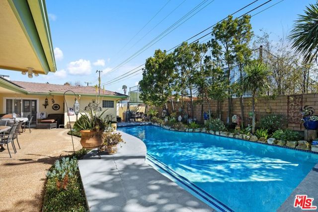 5550 W 63rd Street, Los Angeles CA: https://media.crmls.org/mediaz/fb01f482-43ac-479f-bef6-7cfab99528bd.jpg