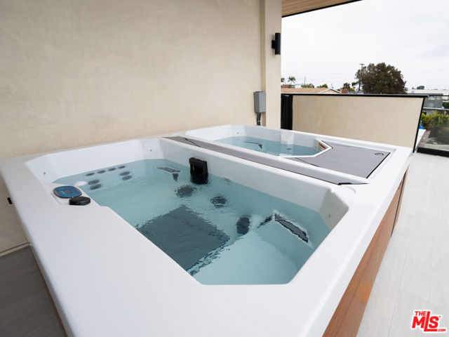 461 Chabela Drive, Manhattan Beach CA: https://media.crmls.org/mediaz/fb025f04-29ae-4b94-a139-1217bc944c60.jpg