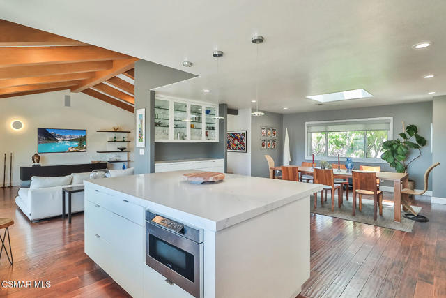 1117 Woodridge Avenue, Thousand Oaks CA: https://media.crmls.org/mediaz/fb028448-ad4f-46f0-9423-f27d400c03d6.jpg