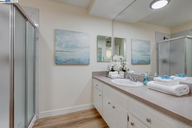 1001 Shoreline Dr, Alameda CA: https://media.crmls.org/mediaz/fb02b4c0-337b-4d14-9381-0744fe6d18a8.jpg