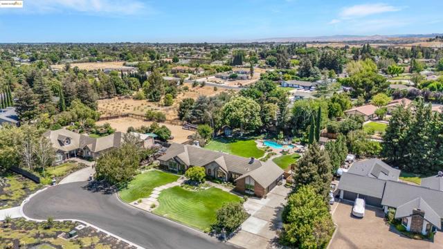2960 Almondwood Pl, Oakley CA: https://media.crmls.org/mediaz/fb02d969-1b53-4924-b351-ad5e6f58f803.jpg