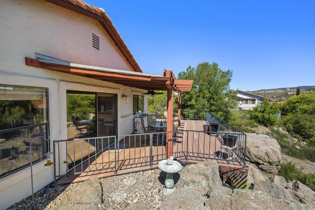15519 Calistoga Dr., Ramona CA: https://media.crmls.org/mediaz/fb030f78-d59b-424b-8f83-64bd1c4147b6.jpg