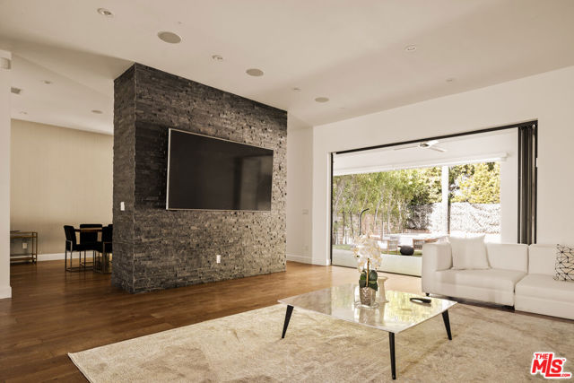 5062 Woodley Avenue, Encino CA: https://media.crmls.org/mediaz/fb036993-b6f0-4b74-9dbe-42269c10d59a.jpg