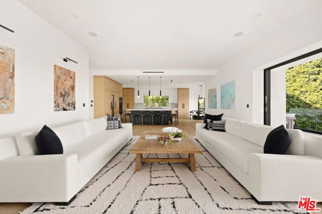 8 Oakmont Drive, Los Angeles CA: https://media.crmls.org/mediaz/fb037d64-7724-477b-b45b-67eff6f41e1d.jpg
