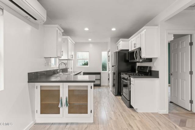 Detail Gallery Image 8 of 31 For 1047 E Brenner Pl, Long Beach,  CA 90813 - 2 Beds | 1 Baths