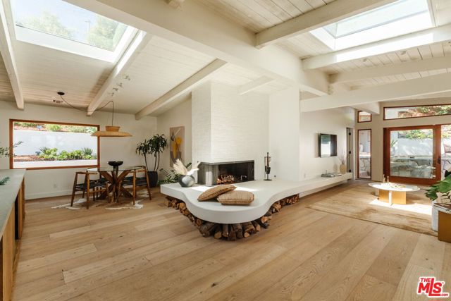 2145 Sunset Crest Drive, Los Angeles CA: https://media.crmls.org/mediaz/fb040dde-9bea-4317-9d89-55225e382087.jpg