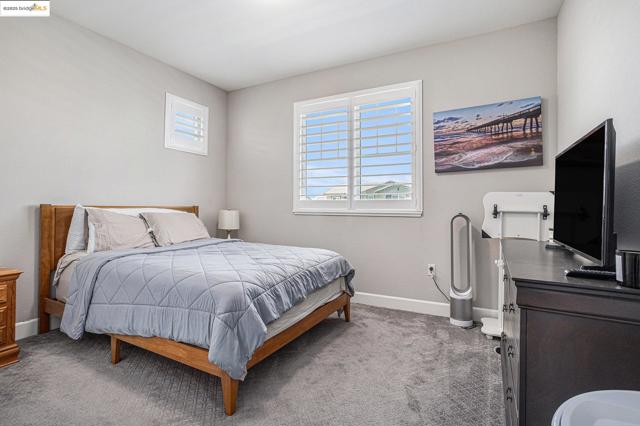 525 Stone Mountain Dr, Oakley CA: https://media.crmls.org/mediaz/fb0411f4-7594-42cb-b1e4-7fe022f6c254.jpg