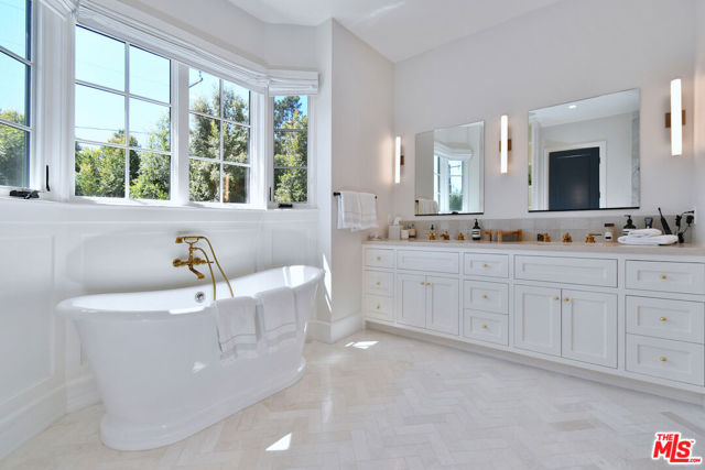 416 21st Place, Santa Monica CA: https://media.crmls.org/mediaz/fb046fbc-3b27-452a-a6c8-476ec6b7b3df.jpg