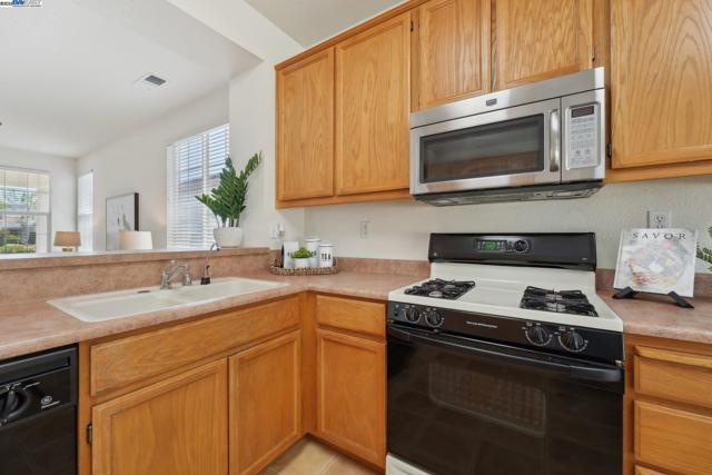 491 Central Park Pl, Brentwood CA: https://media.crmls.org/mediaz/fb054360-8580-40b5-9fe8-bf8d1c942ded.jpg