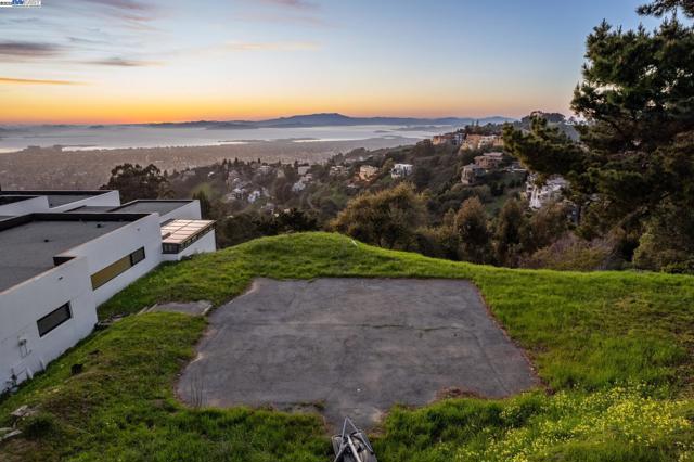 7041 DEVON WAY, Berkeley CA: https://media.crmls.org/mediaz/fb058412-4081-4883-99d5-a535c81e098d.jpg