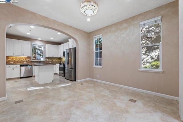 9752 Belladonna Dr, San Ramon CA: https://media.crmls.org/mediaz/fb05dee5-fb97-4c07-86dd-04a47af9285d.jpg