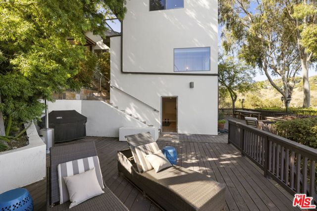 1018 N Tigertail Road, Los Angeles CA: https://media.crmls.org/mediaz/fb060497-c606-497d-87de-9dc8c1c6b0bf.jpg