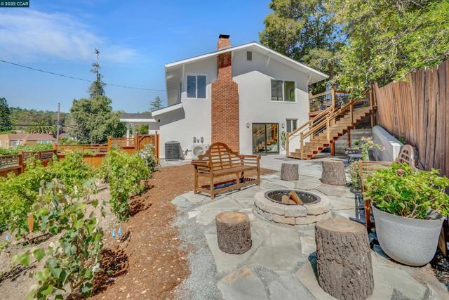 795 Canyon Rd, Redwood City CA: https://media.crmls.org/mediaz/fb06d381-ace7-41de-a70d-ecaccd5d4c2c.jpg