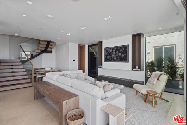 18954 Pacific Coast Highway, Malibu CA: https://media.crmls.org/mediaz/fb072706-28c0-48ff-97d1-f6ae3789f0dc.jpg