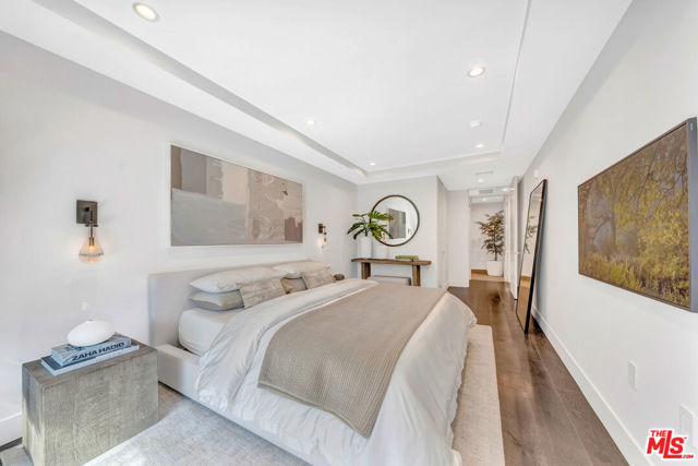 724 N Croft Avenue, Los Angeles CA: https://media.crmls.org/mediaz/fb076edb-322d-4b59-9096-9208c140bc75.jpg