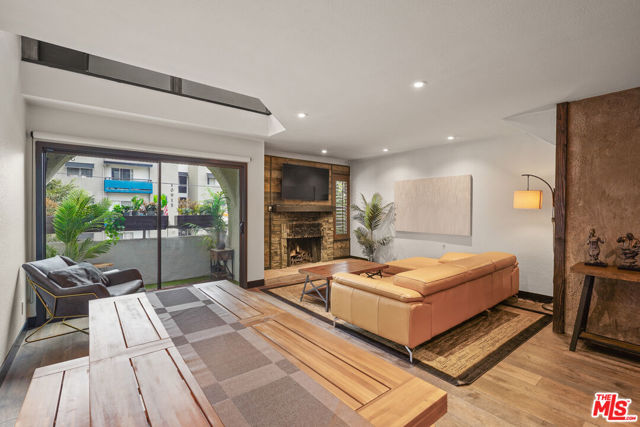 10926 Bluffside Drive, Studio City CA: https://media.crmls.org/mediaz/fb07a9bd-a92a-489f-a05e-c5a6e6db1f6a.jpg