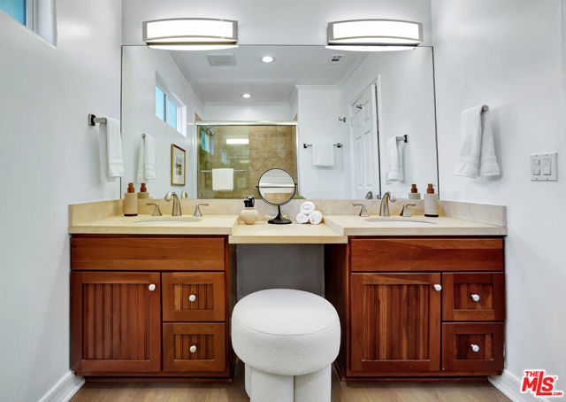 4476 Calhoun Avenue, Sherman Oaks CA: https://media.crmls.org/mediaz/fb08456e-be3c-4b12-988f-a9dbb8e63571.jpg