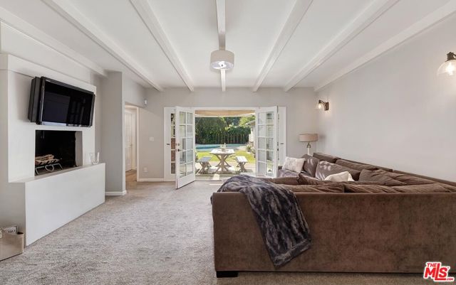 4219 Saugus Avenue, Sherman Oaks CA: https://media.crmls.org/mediaz/fb084ef5-cf9d-4378-adf3-0e5967fbe74b.jpg