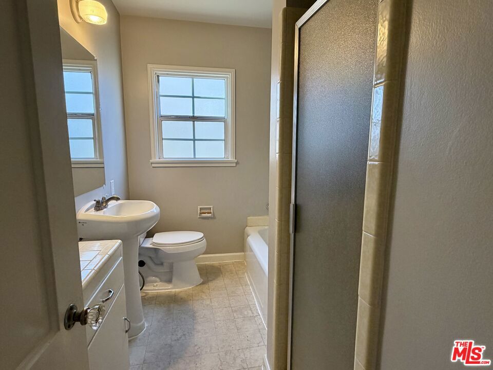 https://media.crmls.org/mediaz/fb0892fd-7550-4b63-b598-ab94e3c366f8.jpg?preset=X-Large