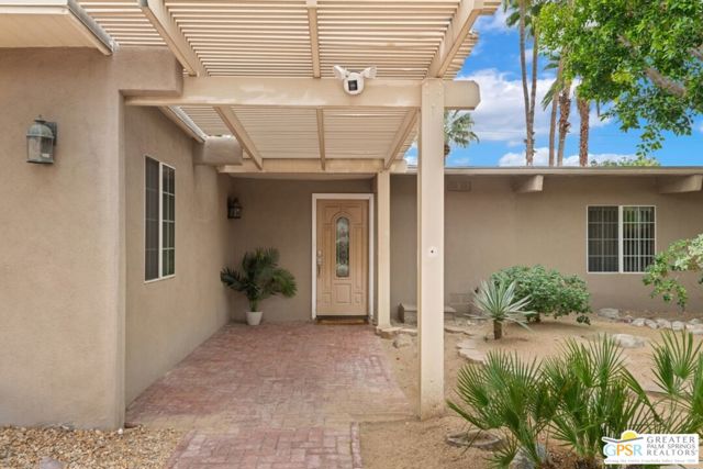 648 S Roxbury Drive, Palm Springs CA: https://media.crmls.org/mediaz/fb09063a-3b9f-41b5-818f-6575a7c3da11.jpg