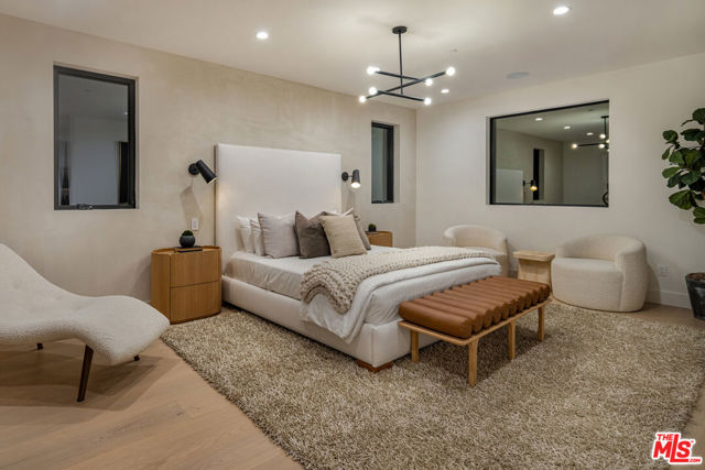 2115 Walnut Avenue, Venice CA: https://media.crmls.org/mediaz/fb091696-d7f8-4999-8afd-20b88b27c045.jpg