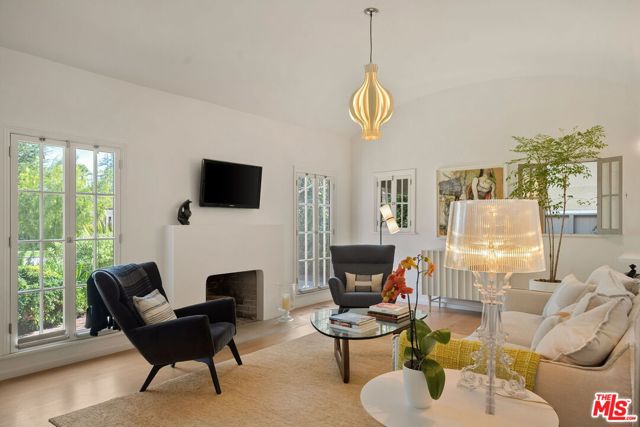 440 19th Street, Santa Monica CA: https://media.crmls.org/mediaz/fb09e949-de41-4b88-a28b-475d751878f2.jpg