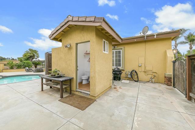 1508 Sequoia Lane, Vista CA: https://media.crmls.org/mediaz/fb0a1a36-92bc-45ee-883e-17b682825bd1.jpg