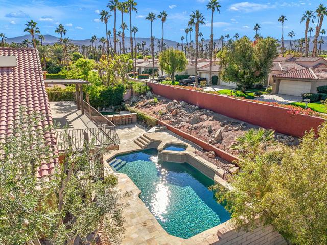 39165 Regency Way, Palm Desert CA: https://media.crmls.org/mediaz/fb0ada2c-54cc-4911-8822-c58f335d4101.jpg