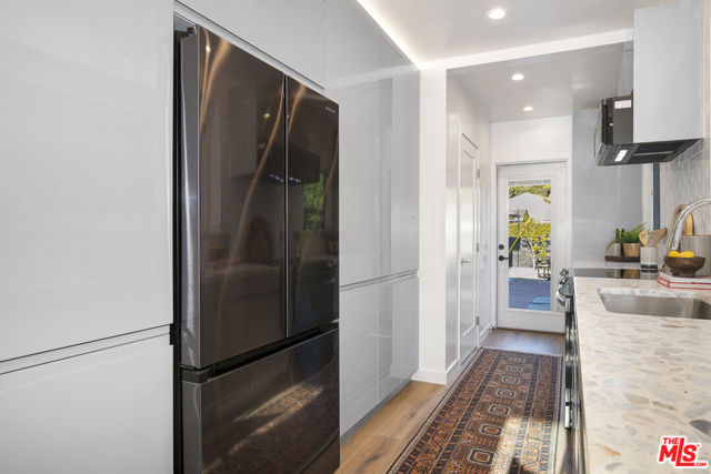 3744 Redwood Avenue, Los Angeles CA: https://media.crmls.org/mediaz/fb0b961b-bfd9-4956-9983-05d8759b5956.jpg