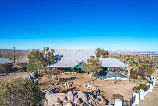 59800 Onaga Trail, Joshua Tree CA: https://media.crmls.org/mediaz/fb0b98cc-8a39-4c6d-bab2-a814f0fee106.jpg