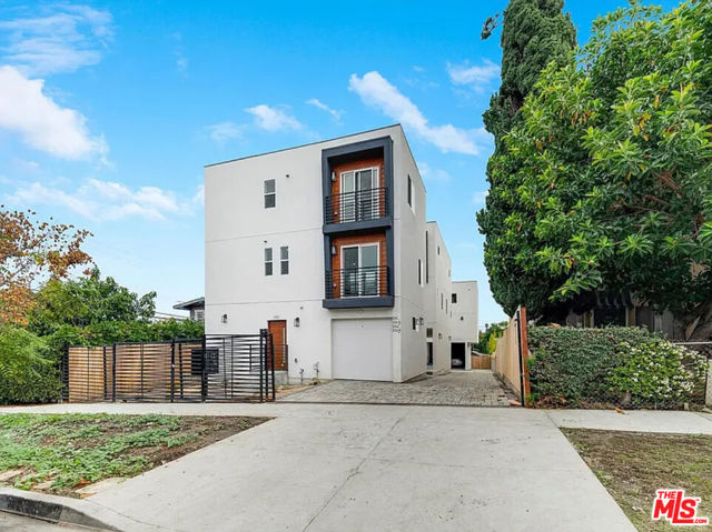 334 1/2 N Alexandria, Los Angeles CA: https://media.crmls.org/mediaz/fb0c0392-ed9f-4257-a2c4-a4b064c2307d.jpg