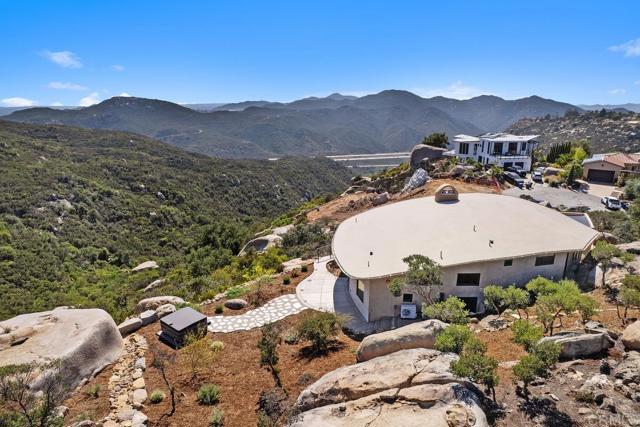 10027 Tall Oak Drive, Escondido CA: https://media.crmls.org/mediaz/fb0c8213-5fdf-47b2-8761-e7ded1754484.jpg