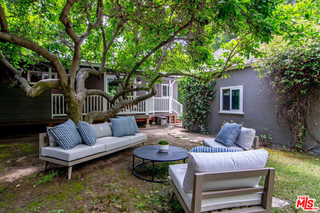 565 N Arden Boulevard, Los Angeles CA: https://media.crmls.org/mediaz/fb0d4430-da8e-420c-8ac3-debf0b4c3516.jpg