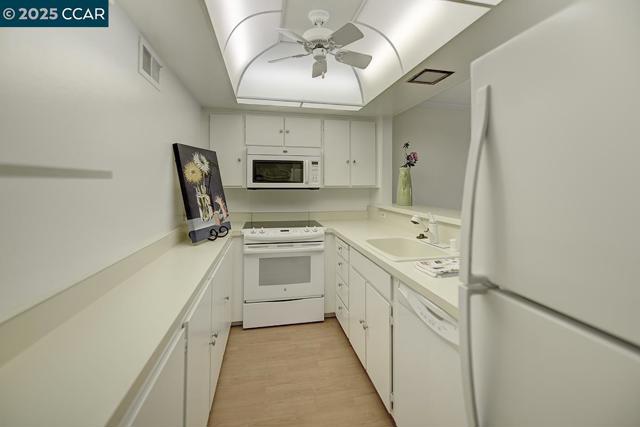 4033 Terra Granada Dr, Walnut Creek CA: https://media.crmls.org/mediaz/fb0eef17-4d3e-4ad4-9be8-5bdfe78da538.jpg