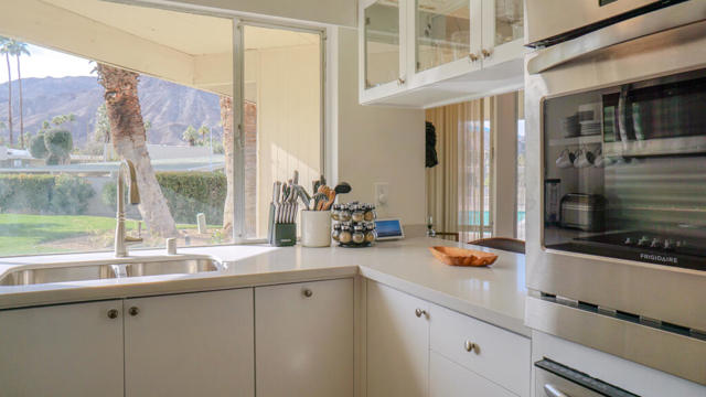 472 Sandpiper Street, Palm Desert CA: https://media.crmls.org/mediaz/fb0efd92-e270-484b-a2ee-7655c4856534.jpg
