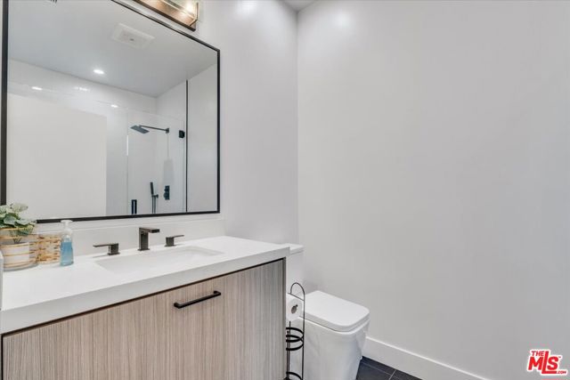 5456 Hazeltine Avenue, Sherman Oaks CA: https://media.crmls.org/mediaz/fb106363-6a8c-4344-8d4f-747601da0f6f.jpg